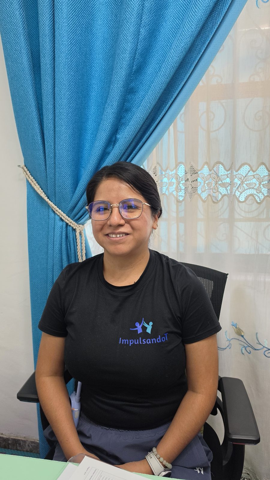 Fisioterapeuta de ImpulsandoT en su consultorio